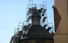 Фото 2: Реставратори досліджують скульптуру скорботного Христа на каплиці Боїмів