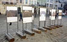 Фото 11: Біля ратуші представили тематичну виставку пам’яті Героїв Небесної Сотні