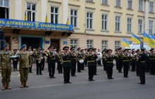 Фото 3: Біля будівлі Львівської облдержадміністрації відбулась урочиста церемонія підняття Державного Прапора України