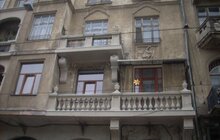 Фото 1: На вул. Курбаса, 8 розпочали реставрувати балкон