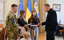 Фото 4: 25-літній Герой України Юрій Жуковець зі Львова подарував місту кулю, якою росіяни намагались його вбити (відео)