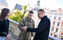 Фото 6: 25-літній Герой України Юрій Жуковець зі Львова подарував місту кулю, якою росіяни намагались його вбити (відео)