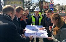 Фото 1: «Є незручності, але скоро тут буде дуже круто», — А. Садовий під час огляду ремонту пл. Двірцевої