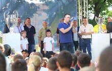 Фото 5: У сквері «На Валах» виставили футбольні трофеї Ліги чемпіонів УЄФА