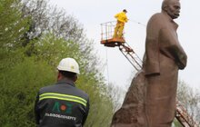 Фото 8: Площу перед ЛНУ та пам’ятник Іванові Франку чистять приладами високого тиску у межах загальноміської кампанії «З нами місто розквітає»
