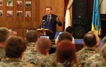 Фото 1: Мер Львова привітав військових у госпіталі з Днем захисника України