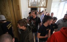 Фото 29: Невідомі особи виламали двері до міської ратуші та ввірвались всередину