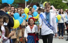Фото 8: У Львові урочисто святкують закінчення навчального року у школах