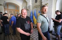Фото 36: Невідомі особи виламали двері до міської ратуші та ввірвались всередину