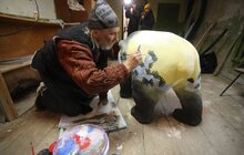 Фото 13: До Китайського нового року у Львові розмальовують 15 скульптур панд