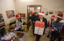 Фото 7: Мер Львова відвідав Фабрику св. Миколая і залишив подарунки дітям, а також попросив усіх зголошуватись бути помічниками св. Миколая