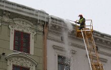 Фото 10: Мерія закликає мешканців бути особливо обережними через нависання буруль та снігу