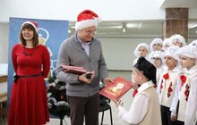 Фото 6: Мер Львова відвідав Фабрику св. Миколая і залишив подарунки дітям, а також попросив, щоб усім дітям цього року Миколай приніс книжки