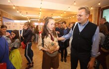 Фото 9: Мер Львова другий день поспіль відвідує книжковий форум та отримав чимало автографів авторів видань