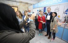 Фото 12: Мер Львова другий день поспіль відвідує книжковий форум та отримав чимало автографів авторів видань