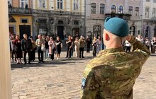Фото 1: На львівській Ратуші підняли прапор Морської піхоти України
