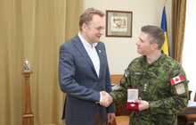 Фото 4: Мер Львова нагородив канадського підполковника Кріса К. Рівза Орденом св. Юрія