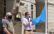 Фото 2: Біля Львівської міськради підняли кримськотатарський прапор
