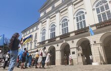 Фото 6: Біля Львівської міськради підняли кримськотатарський прапор
