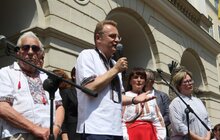 Фото 4: Майже 5 тис осіб прийшли на пл Ринок висловити свій спротив щодо сміттєвої блокади Львова