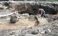 Фото 11: Під час розкопок території під фонтаном «Кульбаба» виявлено «мури»: наразі з’ясовують походження знахідки