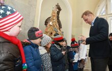 Фото 2: Діти передали міському голові Львова еко-ялинку