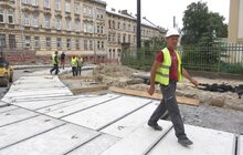 Фото 2: Триває капітальний ремонт вул. Личаківської: на перехресті вул. Личаківська - вул. Мечникова встановлюють трамвайні плити