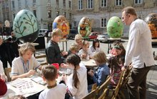 Фото 6: Мер Львова з родиною взяв участь в майстер-класі з розпису писанок