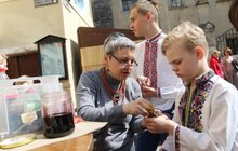Фото 13: Мер Львова з родиною взяв участь в майстер-класі з розпису писанок