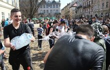 Фото 1: Сьогодні на площі Ринок у Львові влаштували «Поливаний понеділок»