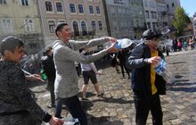 Фото 12: У Львові на пл. Ринок триває «Поливаний понеділок» 