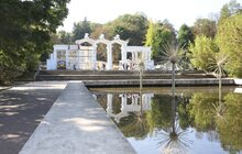 Фото 1: У Парку культури і відпочинку активно ремонтують вхідну арку та стадіон «Юність»