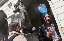 Фото 15: У Львові на пл. Ринок триває «Поливаний понеділок» 