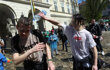 Фото 17: У Львові на пл. Ринок триває «Поливаний понеділок» 