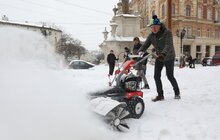 Фото 12: Працівники Львівської мерії долучились до прибирання міста від снігу