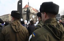 Фото 7: До 203-ї річниці від дня народження Тараса Шевченка у Львові в небо запустили повітряні кульки з віршами Кобзаря