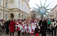 Фото 1: В переддень Різдва у Львові встановили Різдвяного Дідуха