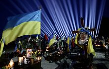 Фото 21: У Львові в пам’ять про українських Героїв у небо запустили символічні світлові промені