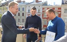 Фото 3: Львівський веслувальник Віталій Вергелес та його тренер отримали премії по 35 тис. грн