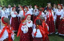 Фото 6: У Митрополичих садах Львова вдруге відбулися «Великодні гаївки з Владиками»