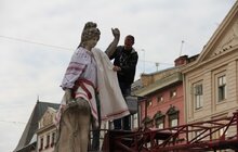 Фото 3: Скульптури на площі Ринок одягнули у вишиванки