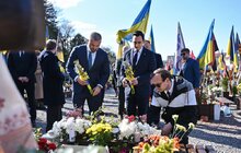 Фото 22: Європейські делегати, що приїхали на відкриття Молодіжної столиці у Львові, розпочали візит з покладання квітів молоді, що загинула через росію