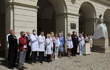 Фото 15: Медичні працівники одягнули левів перед мерією Львова у вишиванки