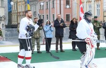 Фото 4: У центрі Львова День хокею — дружній матч зіграли між собою команди з Канади та зі Львова