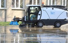 Фото 16: Комунальні служби продовжують дезінфікувати місто: миють вулиці, тротуари, зупинки транспорту, сходові клітки будинків