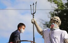 Фото 12: Статуї у центрі Львова одягнули у вишиванки та вишивані маски