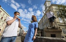 Фото 16: Статуї у центрі Львова одягнули у вишиванки та вишивані маски