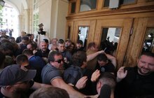 Фото 39: Невідомі особи виламали двері до міської ратуші та ввірвались всередину