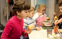 Фото 5: Дітей з багатодітних сімей навчали розмальовувати писанки
