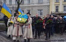 Фото 3: З нагоди 80-річчя від дня народження В. Чорновола до пам’ятника поклали квіти